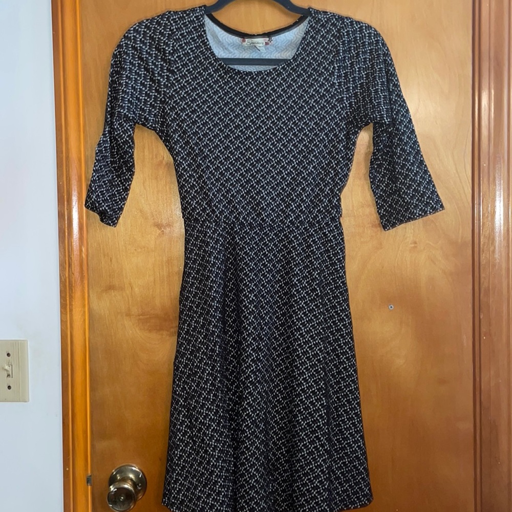 Long sleeve elastic waist black and white printed dress